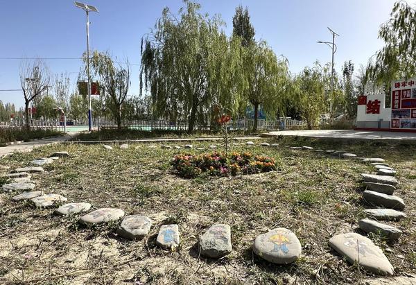 图为:别建里村民族团结园 图为:别建里村民族团结园