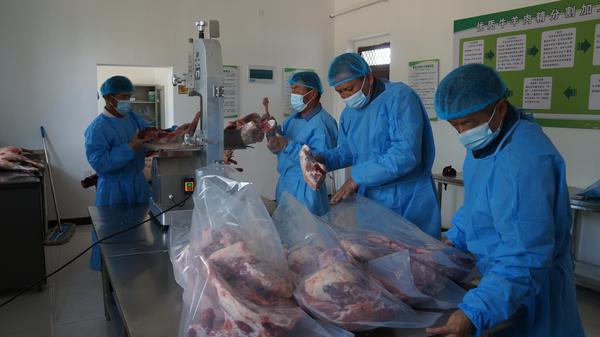 图为:别迭里村牛羊肉精加工小作坊生产中 图为:别迭里村牛羊肉精加工小作坊生产中