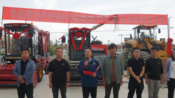 图为:挖掘机等现代化农机机械捐赠仪式 图为:挖掘机等现代化农机机械捐赠仪式