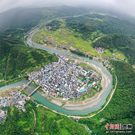 贵州省黔东南州镇远古城与㵲阳河相映成趣，吸引旅游观光。潘希来 摄