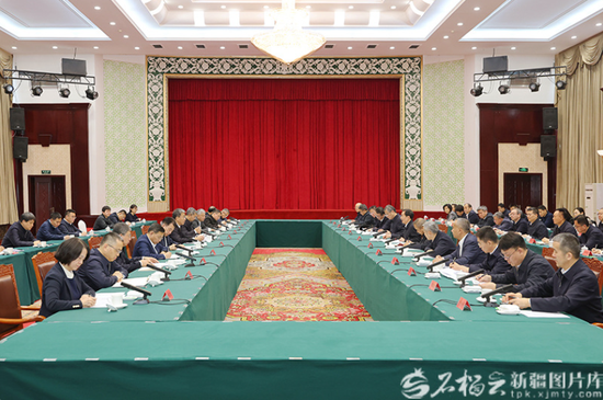 12月1日，2025年教育部与自治区和兵团战略会商会议在乌鲁木齐召开。教育部党组书记、部长怀进鹏，自治区党委书记、兵团党委第一书记、第一政委陈小江出席会议并讲话。石榴云/新疆日报记者 崔志坚摄