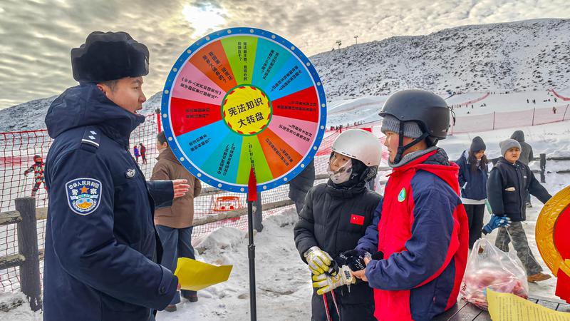 2025年12月1日,民警用“转盘式”宪法知识趣味问答道具与同学们展开互动。 2025年12月1日,民警用“转盘式”宪法知识趣味问答道具与同学们展开互动。