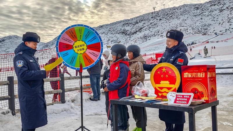2025年12月1日,民警在与群众共同进行普法游戏。 2025年12月1日,民警在与群众共同进行普法游戏。