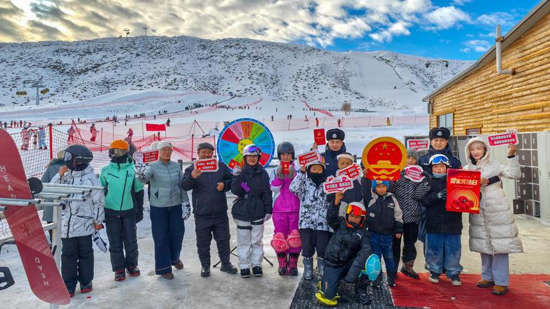 2025年12月1日,民警在滑雪场内为群众普法。 2025年12月1日,民警在滑雪场内为群众普法。