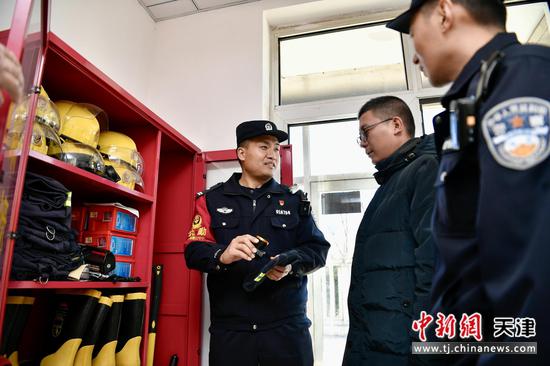 图为北京铁路公安局天津公安处天津站派出所民警在与铁路工作人员交流消防安全措施。(北京铁路公安局天津公安处供图)
