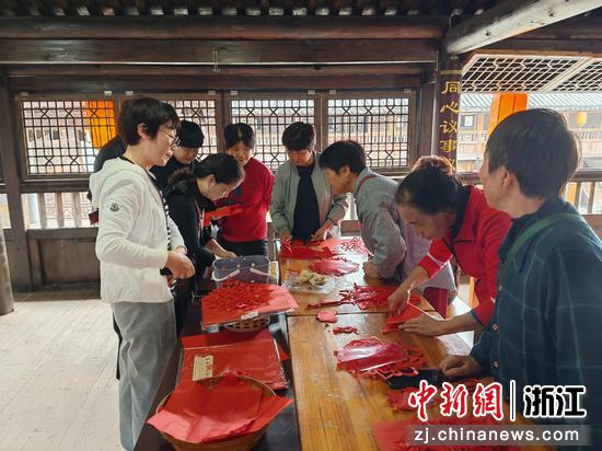 日前,仙居县民协“好艺好样”剪纸下乡活动现场。仙居县文联 供图 日前,仙居县民协“好艺好样”剪纸下乡活动现场。仙居县文联 供图
