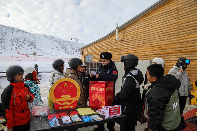 2025年12月1日,民警在滑雪场内为群众普法。 2025年12月1日,民警在滑雪场内为群众普法。