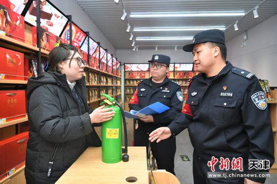 图为北京铁路公安局天津公安处天津站派出所民警在车站检查消防设施。(北京铁路公安局天津公安处供图)