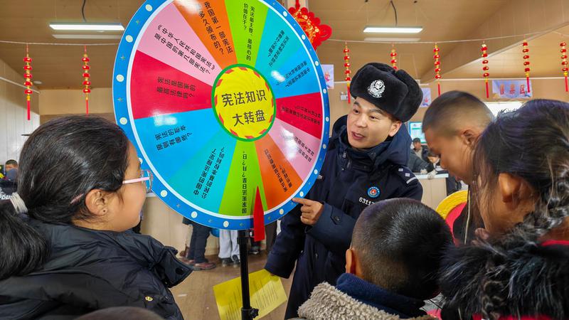 2025年12月1日,民警用“转盘式”宪法知识趣味问答道具与同学们展开互动。 2025年12月1日,民警用“转盘式”宪法知识趣味问答道具与同学们展开互动。