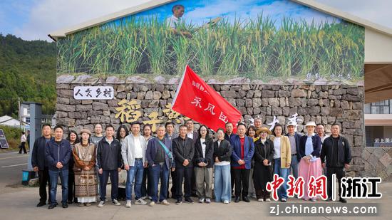 日前,仙居县文联及协会开展“仙居文艺行”“稻子黄了”山野艺术季采风。仙居县文联 供图 日前,仙居县文联及协会开展“仙居文艺行”“稻子黄了”山野艺术季采风。仙居县文联 供图