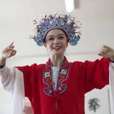 美迪娜·艾克帕尔：当民族风遇上戏曲韵