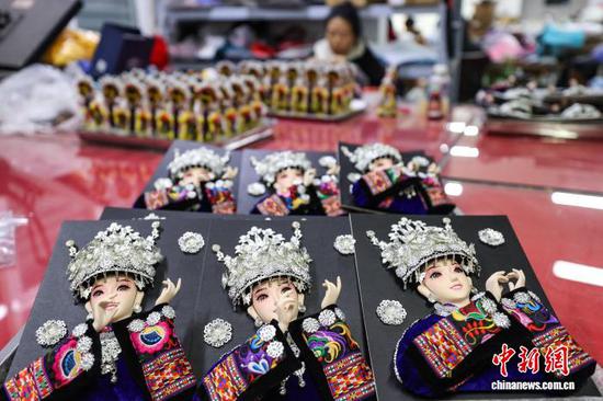 图为唐人坊制作的苗族唐娃娃。中新社记者 瞿宏伦 摄