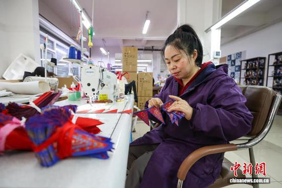 图为一位工人在制作唐娃娃所需零件。中新社记者 瞿宏伦 摄