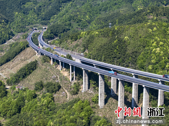 诸永高速坎口水库桥。 郑宇航 摄 诸永高速坎口水库桥。 郑宇航 摄