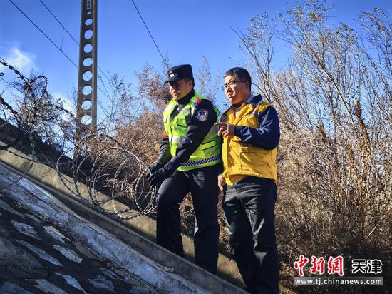 图为北京铁路公安局天津公安处永清站派出所民警在线路检查消防安全。(北京铁路公安局天津公安处供图)