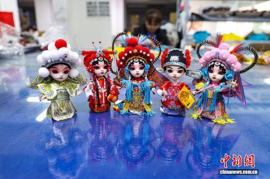 图为唐人坊制作的各类唐娃娃。中新社记者 瞿宏伦 摄