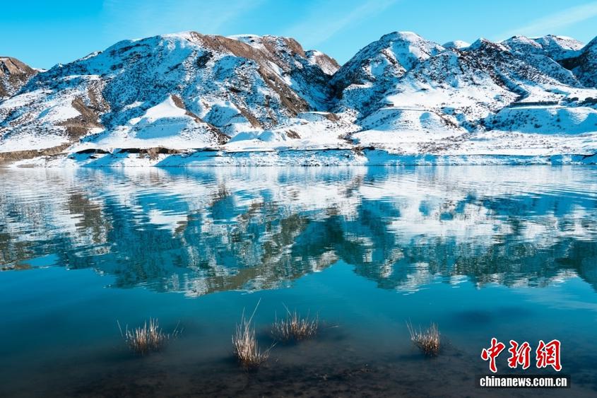 冰蓝湖水邂逅洁白雪峰