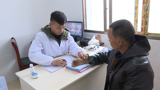 村卫生室村医为村民“把脉问诊”。习水县融媒体中心供图 村卫生室村医为村民“把脉问诊”。习水县融媒体中心供图