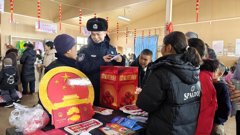 2025年12月1日,民警在与群众共同进行普法游戏。 2025年12月1日,民警在与群众共同进行普法游戏。