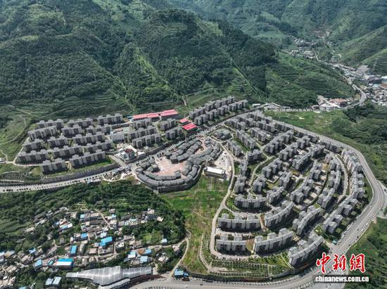 航拍贵州省毕节市赫章县金银山社区。中新网记者瞿宏伦 摄 航拍贵州省毕节市赫章县金银山社区。中新网记者瞿宏伦 摄