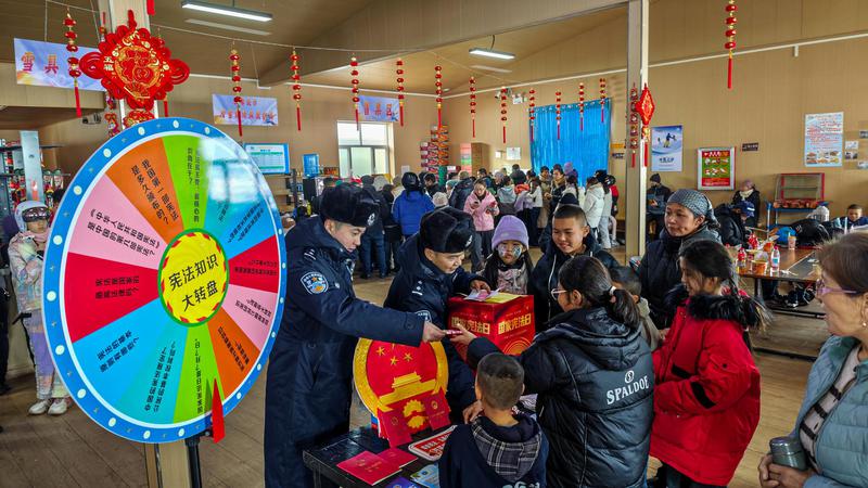 2025年12月1日,民警在滑雪场内为群众普法。 2025年12月1日,民警在滑雪场内为群众普法。