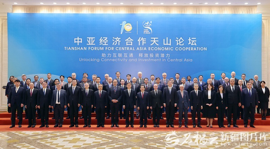 ima12月2日，中亚经济合作天山论坛在乌鲁木齐举行。这是开幕前，财政部部长蓝佛安，自治区党委书记、兵团党委第一书记、第一政委陈小江与出席论坛的中外嘉宾集体合影。石榴云/新疆日报记者 崔志坚摄