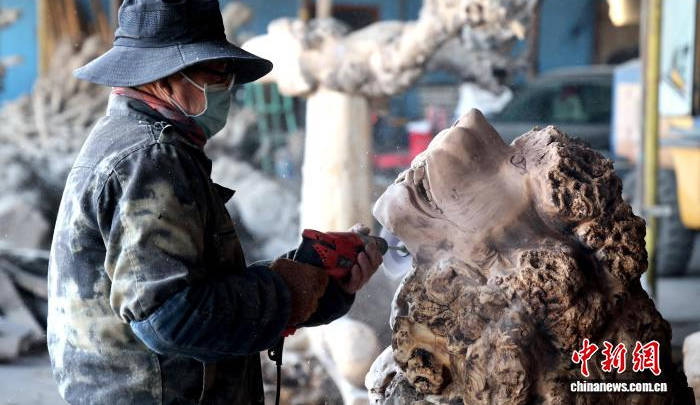 52岁入门！新疆大叔用根雕呈现“动物世界”