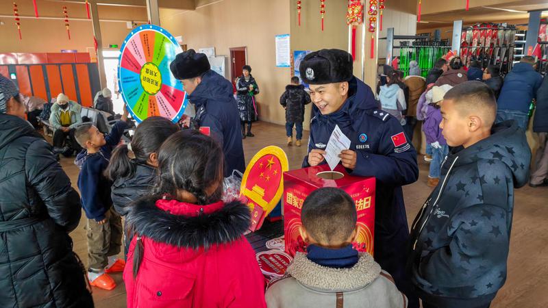 2025年12月1日,民警正在给群众普及国家宪法日知识。 2025年12月1日,民警正在给群众普及国家宪法日知识。