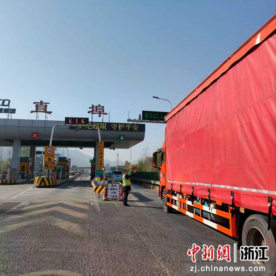 工作人员引导车辆。 寿杭飞 摄 工作人员引导车辆。 寿杭飞 摄