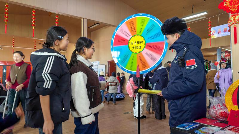 2025年12月1日,民警与群众开展普法游戏。 2025年12月1日,民警与群众开展普法游戏。