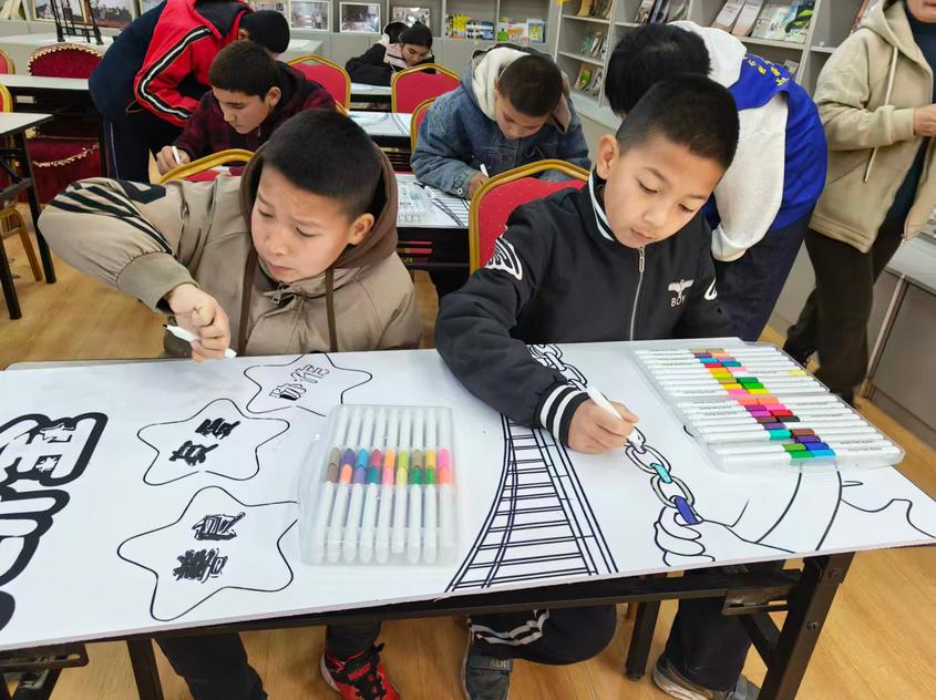 尉犁县兴平镇携手库尔勒市温暖阳光社工中心举办儿童创意绘画活动