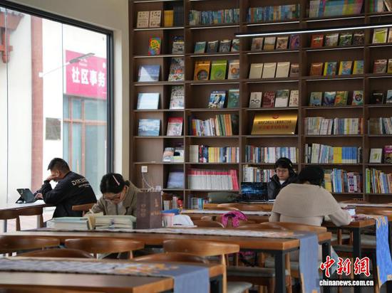 图为民众在贵州省毕节市赫章县的金银山书院学习。　记者周燕玲 摄