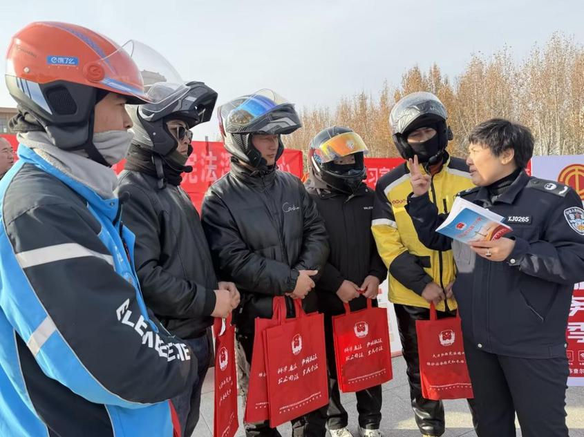 察布查尔县开展宪法宣传周活动