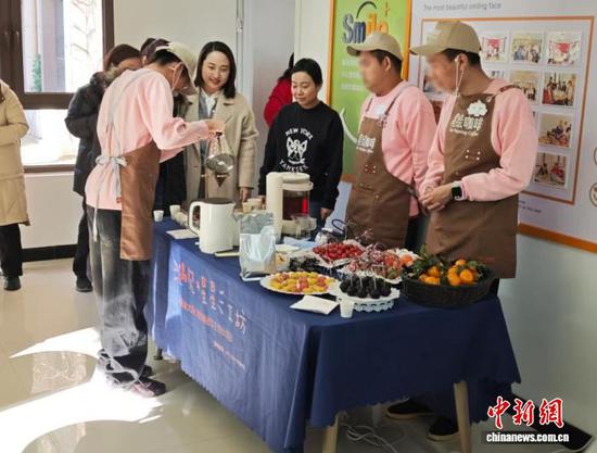 图为天津市星绘咖啡店店员在制作手冲咖啡。薛淳月 摄