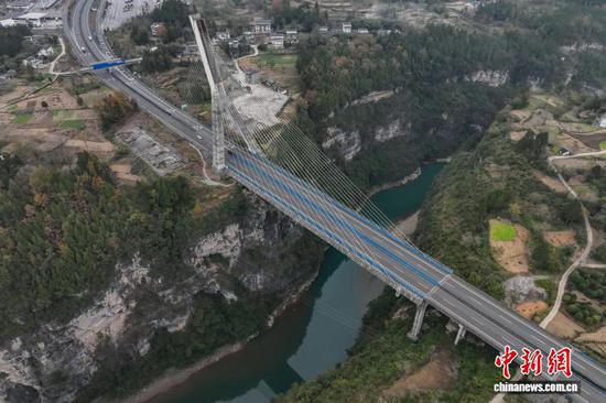 12月4日,航拍镜头下的贵州芙蓉江大桥224根斜拉索似一根根琴弦,宛如在芙蓉江上方拉起了一把“空中竖琴”。该大桥位于贵州省遵义市正安县境内,全长340米,主跨170米,主塔为倒Y形塔,总高98.5米,是中国首座地锚式单塔斜塔混凝土斜拉桥。(无人机照片)中新社记者 瞿宏伦 摄 12月4日,航拍镜头下的贵州芙蓉江大桥224根斜拉索似一根根琴弦,宛如在芙蓉江上方拉起了一把“空中竖琴”。该大桥位于贵州省遵义市正安县境内,全长340米,主跨170米,主塔为倒Y形塔,总高98.5米,是中国首座地锚式单塔斜塔混凝土斜拉桥。(无人机照片)中新社记者 瞿宏伦 摄