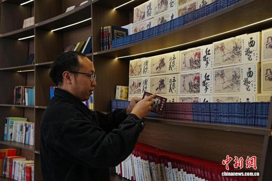 图为程旭在贵州省毕节市赫章县金银山书院整理藏书。　记者周燕玲 摄