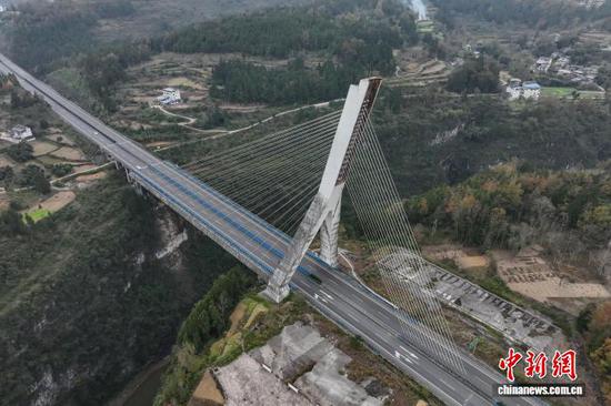 12月4日,航拍镜头下的贵州芙蓉江大桥224根斜拉索似一根根琴弦,宛如在芙蓉江上方拉起了一把“空中竖琴”。该大桥位于贵州省遵义市正安县境内,全长340米,主跨170米,主塔为倒Y形塔,总高98.5米,是中国首座地锚式单塔斜塔混凝土斜拉桥。(无人机照片)中新社记者 瞿宏伦 摄 12月4日,航拍镜头下的贵州芙蓉江大桥224根斜拉索似一根根琴弦,宛如在芙蓉江上方拉起了一把“空中竖琴”。该大桥位于贵州省遵义市正安县境内,全长340米,主跨170米,主塔为倒Y形塔,总高98.5米,是中国首座地锚式单塔斜塔混凝土斜拉桥。(无人机照片)中新社记者 瞿宏伦 摄