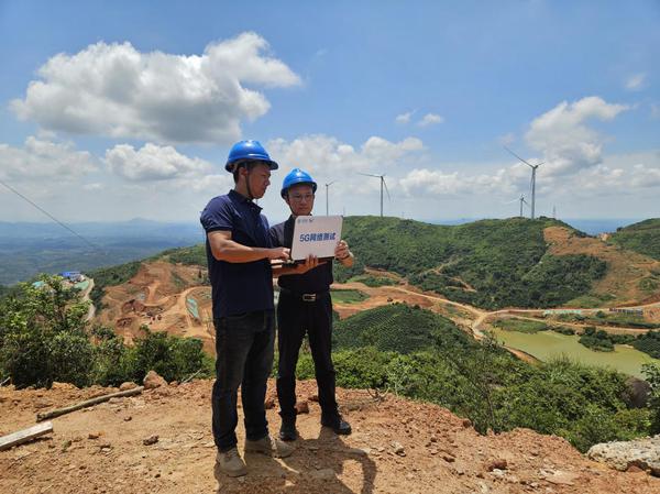 网络工程师进行5G网络覆盖检测。劳春昌 摄 网络工程师进行5G网络覆盖检测。劳春昌 摄