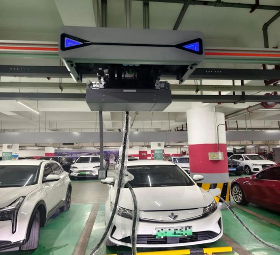 图4：波浪文化城轨道式充电机器人