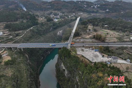 12月4日,航拍镜头下的贵州芙蓉江大桥224根斜拉索似一根根琴弦,宛如在芙蓉江上方拉起了一把“空中竖琴”。该大桥位于贵州省遵义市正安县境内,全长340米,主跨170米,主塔为倒Y形塔,总高98.5米,是中国首座地锚式单塔斜塔混凝土斜拉桥。(无人机照片)中新社记者 瞿宏伦 摄 12月4日,航拍镜头下的贵州芙蓉江大桥224根斜拉索似一根根琴弦,宛如在芙蓉江上方拉起了一把“空中竖琴”。该大桥位于贵州省遵义市正安县境内,全长340米,主跨170米,主塔为倒Y形塔,总高98.5米,是中国首座地锚式单塔斜塔混凝土斜拉桥。(无人机照片)中新社记者 瞿宏伦 摄