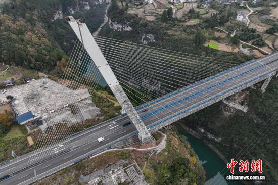 12月4日,航拍镜头下的贵州芙蓉江大桥224根斜拉索似一根根琴弦,宛如在芙蓉江上方拉起了一把“空中竖琴”。该大桥位于贵州省遵义市正安县境内,全长340米,主跨170米,主塔为倒Y形塔,总高98.5米,是中国首座地锚式单塔斜塔混凝土斜拉桥。(无人机照片)中新社记者 瞿宏伦 摄 12月4日,航拍镜头下的贵州芙蓉江大桥224根斜拉索似一根根琴弦,宛如在芙蓉江上方拉起了一把“空中竖琴”。该大桥位于贵州省遵义市正安县境内,全长340米,主跨170米,主塔为倒Y形塔,总高98.5米,是中国首座地锚式单塔斜塔混凝土斜拉桥。(无人机照片)中新社记者 瞿宏伦 摄