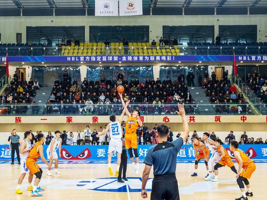 12月3日，全国男子篮球联赛（NBL）季前赛杭州经纬队VS焦作文投队比赛现场。