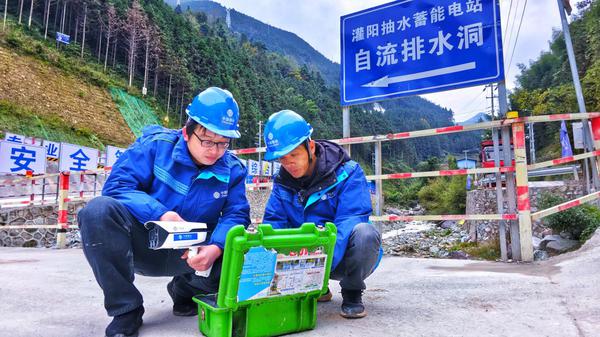 网络工程师为抽水蓄能电站安装智能监控。徐先丽 摄 网络工程师为抽水蓄能电站安装智能监控。徐先丽 摄