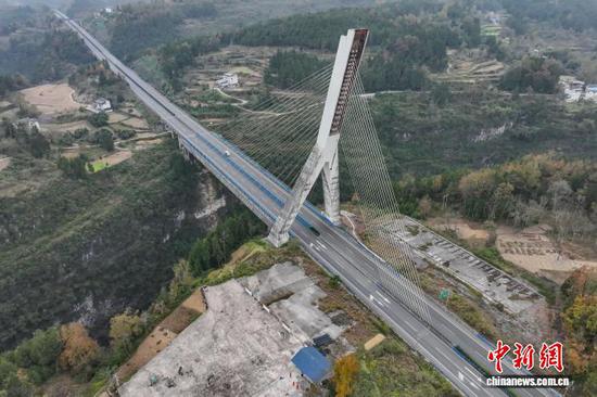 12月4日,航拍镜头下的贵州芙蓉江大桥224根斜拉索似一根根琴弦,宛如在芙蓉江上方拉起了一把“空中竖琴”。该大桥位于贵州省遵义市正安县境内,全长340米,主跨170米,主塔为倒Y形塔,总高98.5米,是中国首座地锚式单塔斜塔混凝土斜拉桥。(无人机照片)中新社记者 瞿宏伦 摄 12月4日,航拍镜头下的贵州芙蓉江大桥224根斜拉索似一根根琴弦,宛如在芙蓉江上方拉起了一把“空中竖琴”。该大桥位于贵州省遵义市正安县境内,全长340米,主跨170米,主塔为倒Y形塔,总高98.5米,是中国首座地锚式单塔斜塔混凝土斜拉桥。(无人机照片)中新社记者 瞿宏伦 摄