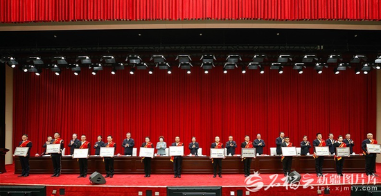 12月3日，在自治区驻村工作会议上，表彰自治区驻村工作优秀工作队、优秀派驻单位和优秀农牧业、文化、医疗下沉巡回服务团队。这是自治区党委书记陈小江，自治区党委副书记、自治区主席艾尔肯·吐尼亚孜等领导为先进典型代表颁奖。石榴云/新疆日报记者 谢龙摄