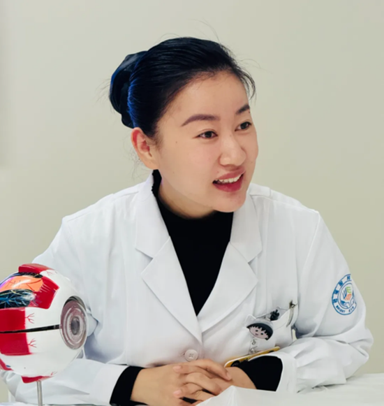 陈欣主任亲切的为小朋友讲解爱眼知识e