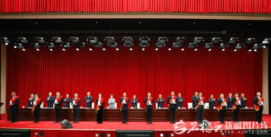 12月3日，在自治区驻村工作会议上，表彰自治区驻村工作优秀第一书记（工作队长）、优秀工作队员和优秀农牧业、文化、医疗下沉巡回服务团队队长、队员。这是自治区党委书记陈小江，自治区党委副书记、自治区主席艾尔肯·吐尼亚孜等领导为先进典型代表颁奖。石榴云/新疆日报记者 谢龙摄e