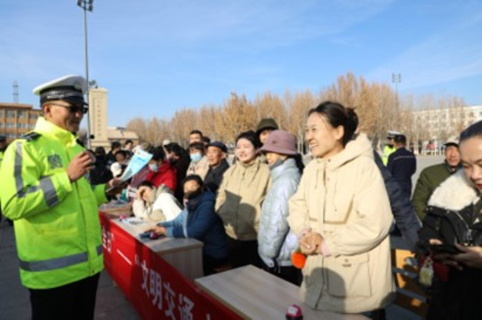 察布查尔县开展第14个122“全国交通安全日”活动