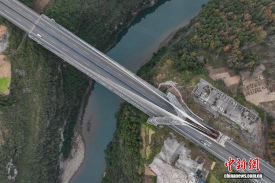 12月4日,航拍镜头下的贵州芙蓉江大桥224根斜拉索似一根根琴弦,宛如在芙蓉江上方拉起了一把“空中竖琴”。该大桥位于贵州省遵义市正安县境内,全长340米,主跨170米,主塔为倒Y形塔,总高98.5米,是中国首座地锚式单塔斜塔混凝土斜拉桥。(无人机照片)中新社记者 瞿宏伦 摄 12月4日,航拍镜头下的贵州芙蓉江大桥224根斜拉索似一根根琴弦,宛如在芙蓉江上方拉起了一把“空中竖琴”。该大桥位于贵州省遵义市正安县境内,全长340米,主跨170米,主塔为倒Y形塔,总高98.5米,是中国首座地锚式单塔斜塔混凝土斜拉桥。(无人机照片)中新社记者 瞿宏伦 摄
