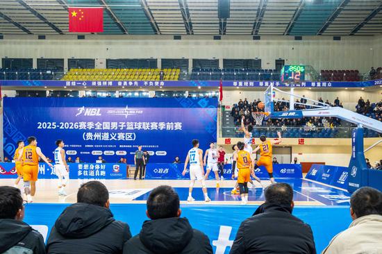 12月3日，全国男子篮球联赛（NBL）季前赛杭州经纬队VS焦作文投队比赛现场。
